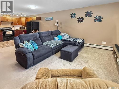 114 825 Gladstone Street E, Swift Current, SK - Indoor Photo Showing Living Room