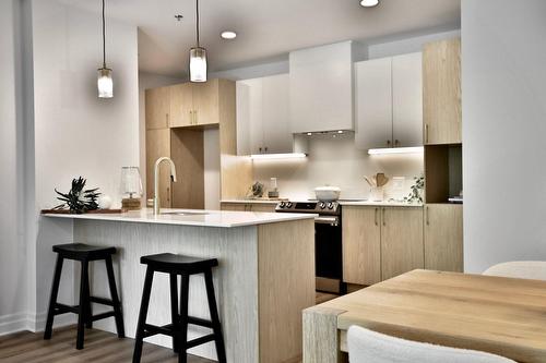 Dinette - 102-2100 Rue Benoit, Saint-Bruno-De-Montarville, QC - Indoor Photo Showing Kitchen With Upgraded Kitchen