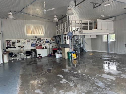 Entrepôt - 4225 Route Marie-Victorin, Contrecoeur, QC - Indoor Photo Showing Garage