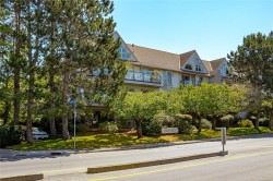 201-2211 Shelbourne St  Victoria, BC V8R 4K9