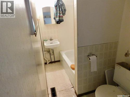 410 6Th Avenue E, Assiniboia, SK - Indoor Photo Showing Bathroom