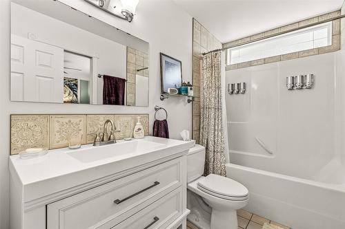 C-515 20Th Avenue, Creston, BC - Indoor Photo Showing Bathroom