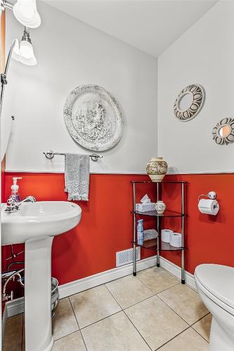 C-515 20Th Avenue, Creston, BC - Indoor Photo Showing Bathroom