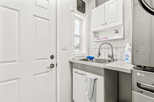 C-515 20Th Avenue, Creston, BC - Indoor Photo Showing Kitchen