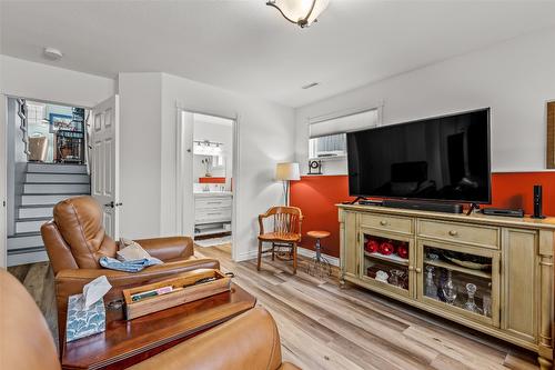 C-515 20Th Avenue, Creston, BC - Indoor Photo Showing Living Room