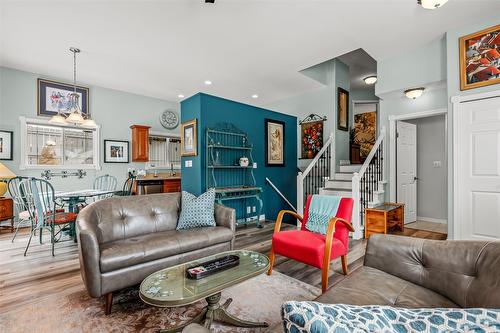 C-515 20Th Avenue, Creston, BC - Indoor Photo Showing Living Room