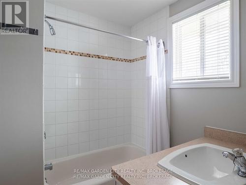 9 Churchill Street, St. Catharines (Western Hill), ON - Indoor Photo Showing Bathroom