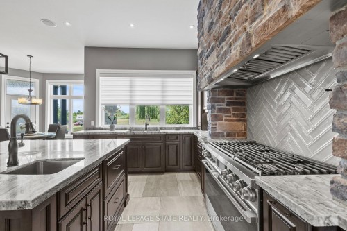 43 Third Road E, Hamilton, ON - Indoor Photo Showing Kitchen With Upgraded Kitchen