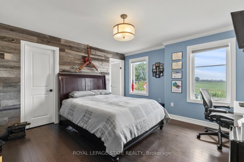 43 Third Road E, Hamilton, ON - Indoor Photo Showing Bedroom