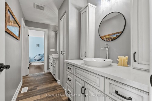 43 Third Road E, Hamilton, ON - Indoor Photo Showing Bathroom