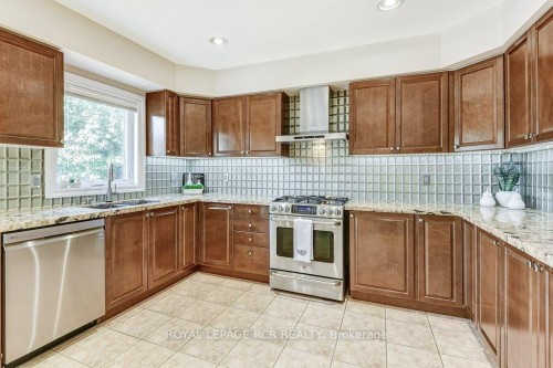 42 Mynden Way, Newmarket, ON - Indoor Photo Showing Kitchen With Stainless Steel Kitchen