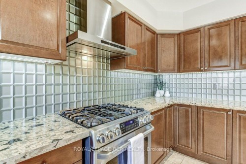 42 Mynden Way, Newmarket, ON - Indoor Photo Showing Kitchen With Upgraded Kitchen