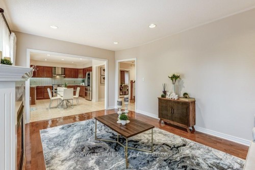 42 Mynden Way, Newmarket, ON - Indoor Photo Showing Living Room