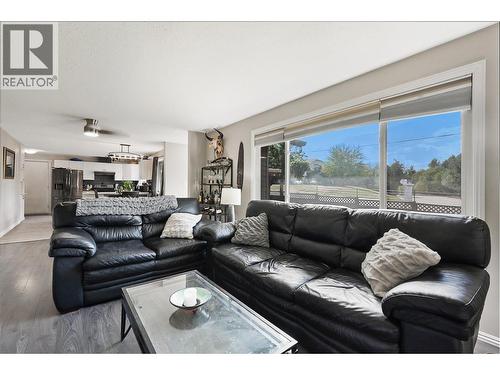 2305 39 Street, Vernon, BC - Indoor Photo Showing Living Room