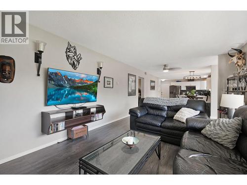 2305 39 Street, Vernon, BC - Indoor Photo Showing Living Room