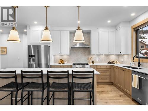 7005 Mcgillivray Lake Drive Unit# 18, Sun Peaks, BC - Indoor Photo Showing Kitchen With Double Sink With Upgraded Kitchen