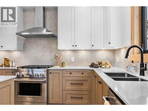 7005 Mcgillivray Lake Drive Unit# 18, Sun Peaks, BC - Indoor Photo Showing Kitchen With Double Sink With Upgraded Kitchen