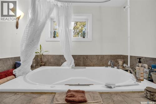 2128 Reynolds Street, Regina, SK - Indoor Photo Showing Bathroom