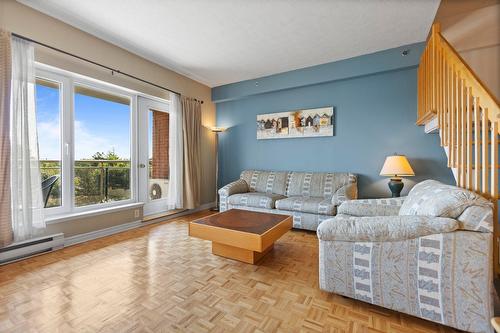 Salon - 717-18 Ch. Du Bord-Du-Lac-Lakeshore, Pointe-Claire, QC - Indoor Photo Showing Living Room