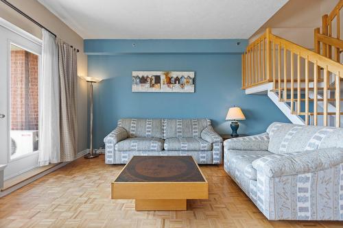 Salon - 717-18 Ch. Du Bord-Du-Lac-Lakeshore, Pointe-Claire, QC - Indoor Photo Showing Living Room