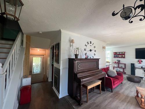 Salon - 3 Rue Du Rond-Point, Chapais, QC - Indoor