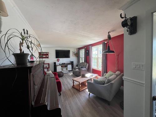 Salon - 3 Rue Du Rond-Point, Chapais, QC - Indoor