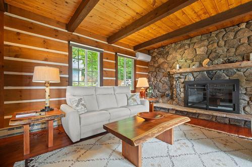 Salon - 249 Ch. Des Boisés, Mont-Tremblant, QC - Indoor Photo Showing Living Room With Fireplace