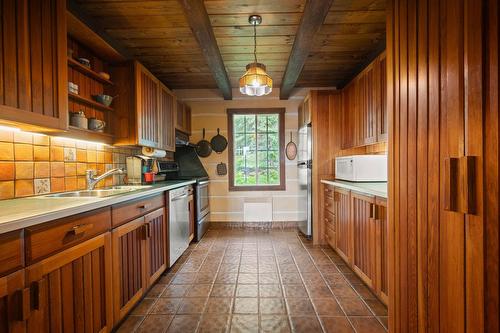 Cuisine - 249 Ch. Des Boisés, Mont-Tremblant, QC - Indoor Photo Showing Kitchen