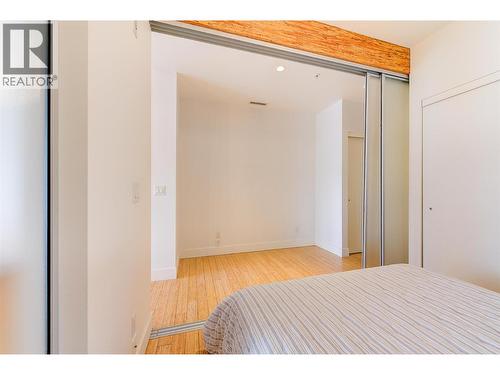 1289 Ellis Street Unit# 320, Kelowna, BC - Indoor Photo Showing Bedroom