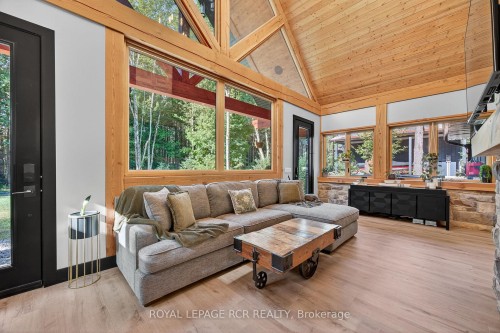 1031 Xavier Street, Gravenhurst, ON - Indoor Photo Showing Living Room