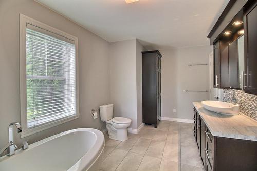 Bathroom - 27 Rue De La Crête, Orford, QC - Indoor Photo Showing Bathroom