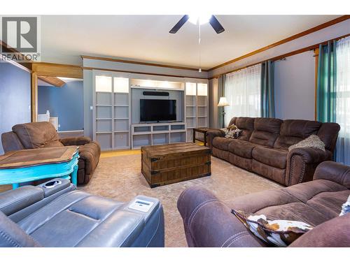 7630 97A Highway, Mara, BC - Indoor Photo Showing Living Room