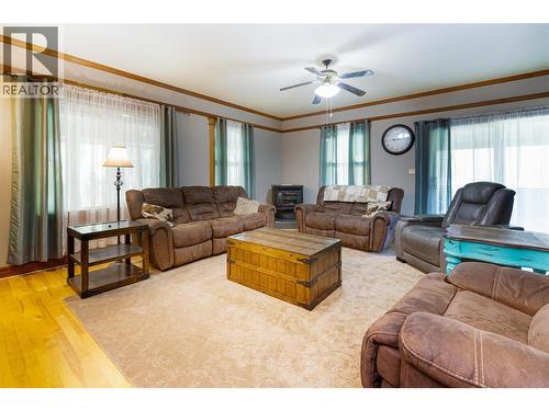 7630 97A Highway, Mara, BC - Indoor Photo Showing Living Room