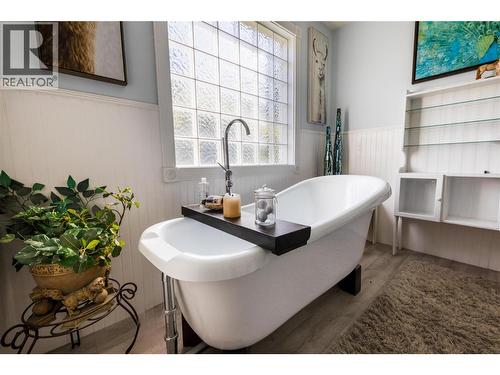 7630 97A Highway, Mara, BC - Indoor Photo Showing Bathroom