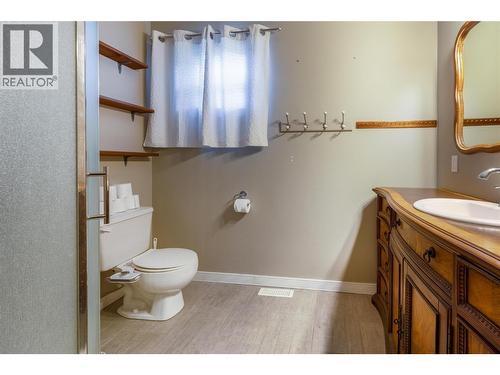 7630 97A Highway, Mara, BC - Indoor Photo Showing Bathroom
