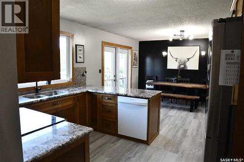 652 9Th Street W, Shaunavon, SK - Indoor Photo Showing Kitchen With Double Sink