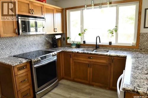 652 9Th Street W, Shaunavon, SK - Indoor Photo Showing Kitchen With Double Sink