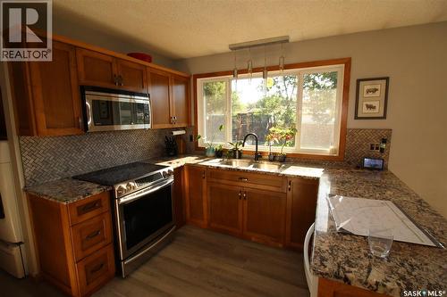 652 9Th Street W, Shaunavon, SK - Indoor Photo Showing Kitchen With Double Sink