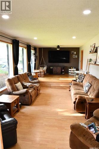 652 9Th Street W, Shaunavon, SK - Indoor Photo Showing Living Room
