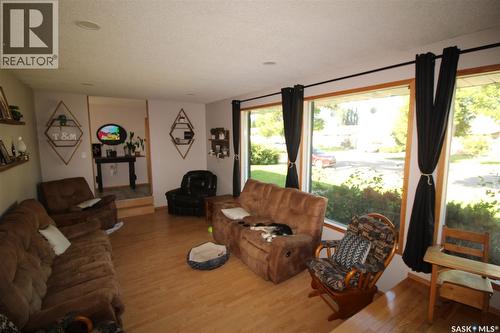 652 9Th Street W, Shaunavon, SK - Indoor Photo Showing Living Room
