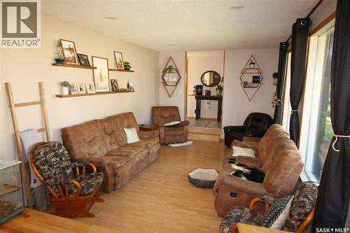 652 9Th Street W, Shaunavon, SK - Indoor Photo Showing Living Room