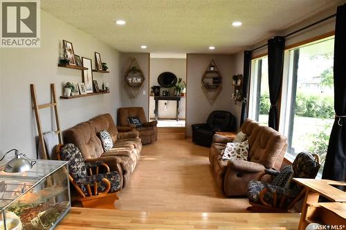 652 9Th Street W, Shaunavon, SK - Indoor Photo Showing Living Room