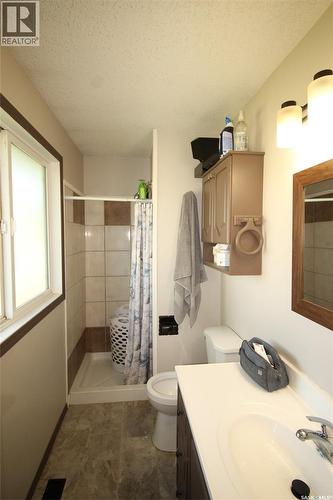 652 9Th Street W, Shaunavon, SK - Indoor Photo Showing Bathroom