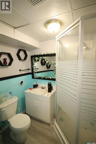 652 9Th Street W, Shaunavon, SK - Indoor Photo Showing Bathroom