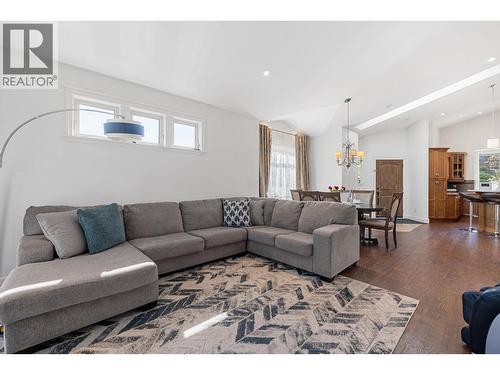 374 Trumpeter Court, Kelowna, BC - Indoor Photo Showing Living Room