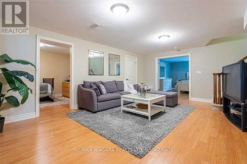 8018 Cathedral Drive, Niagara Falls (Mt. Carmel), ON - Indoor Photo Showing Living Room