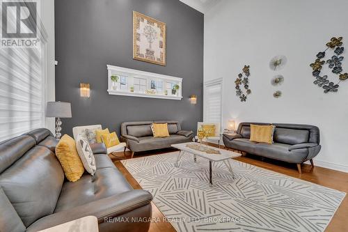8018 Cathedral Drive, Niagara Falls (Mt. Carmel), ON - Indoor Photo Showing Living Room