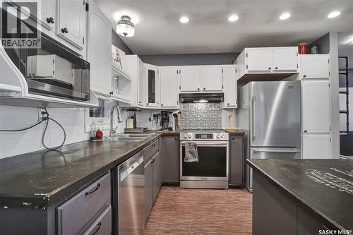 118 N Railway Street W, Warman, SK - Indoor Photo Showing Kitchen With Upgraded Kitchen