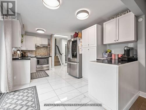 2 Maitland Avenue, Hamilton, ON - Indoor Photo Showing Kitchen