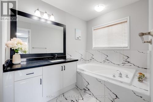 3873 Brinwood Gate, Mississauga, ON - Indoor Photo Showing Bathroom